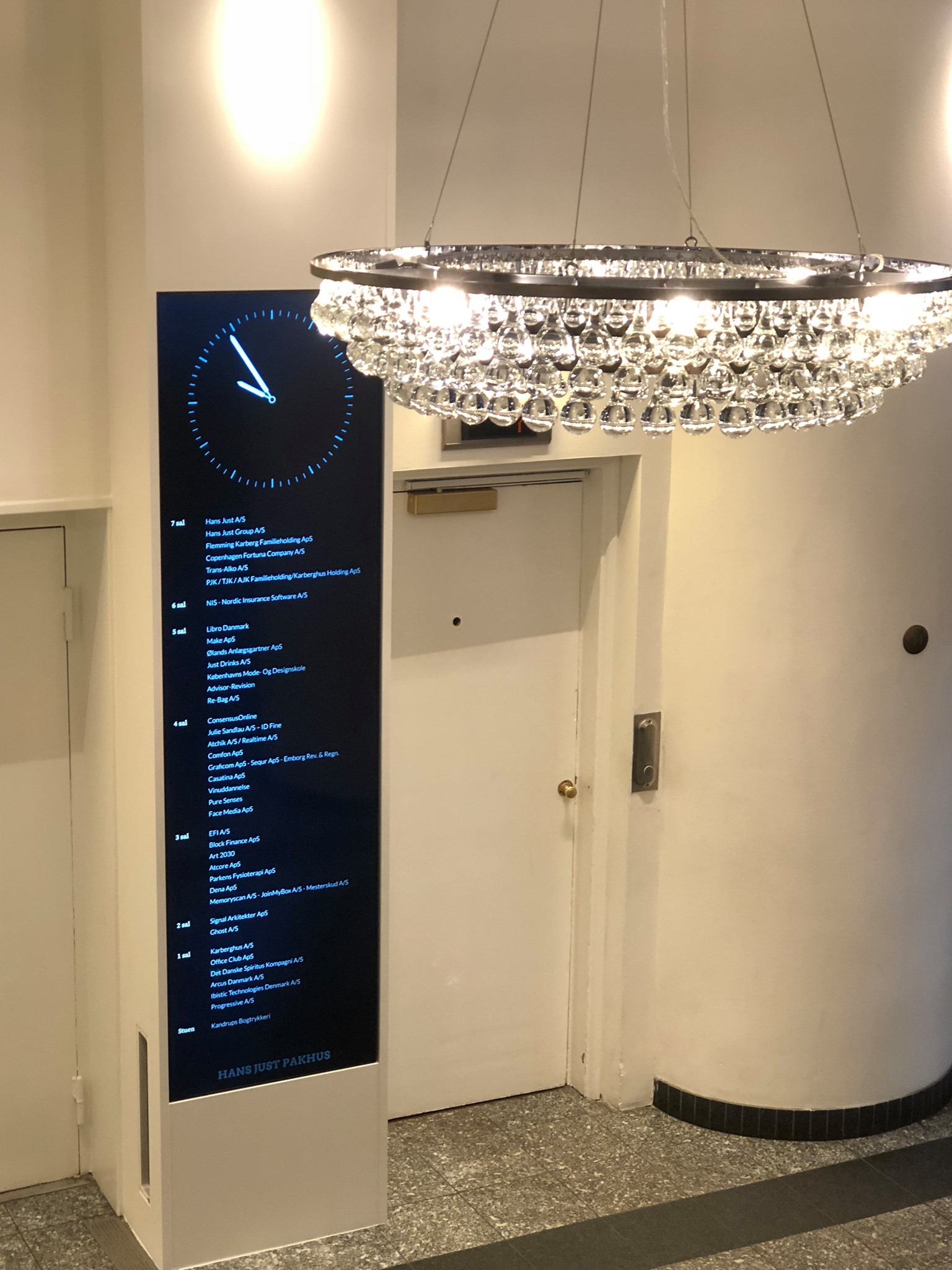 Infoskærm i Hans Just Pakhus for Karberg-familien